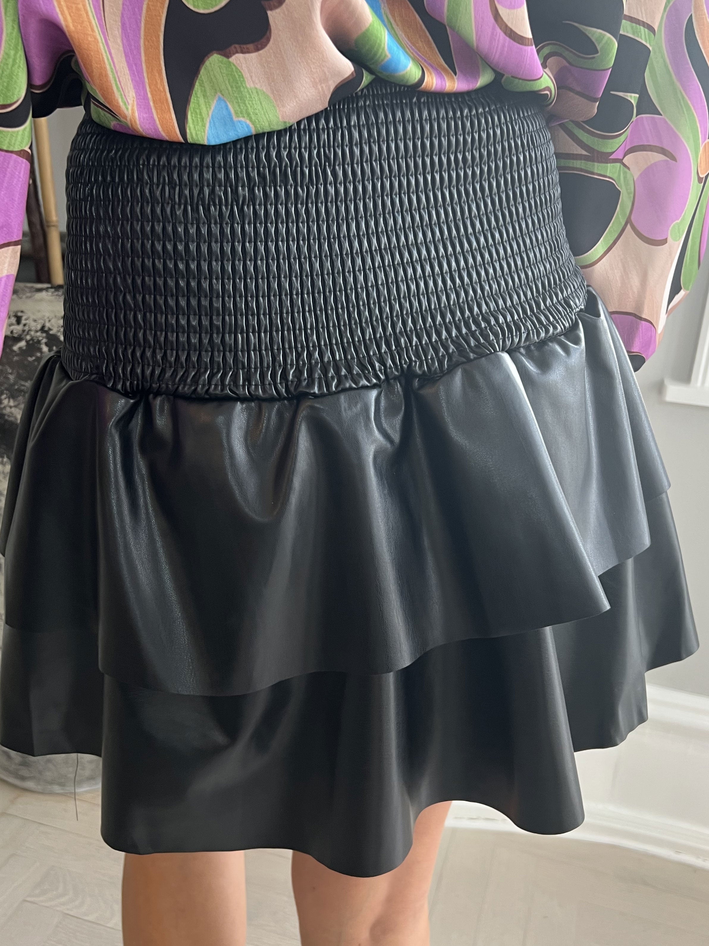 Zaza - Rufsig kjol i läderlook med elastisk del